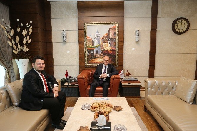 Bakan Özlü, CERN’e kabul edilen Ahmet Serdar Mutluer’le bir araya geldi