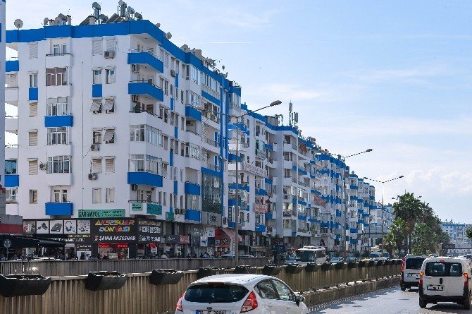 Antalya’da binalar mavi-beyaz oluyor