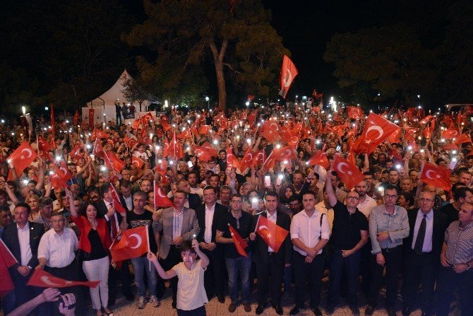 Burdur’da binlerce vatandaş ellerinde Türk Bayrakları ile demokrasi yürüyüşüne katıldı