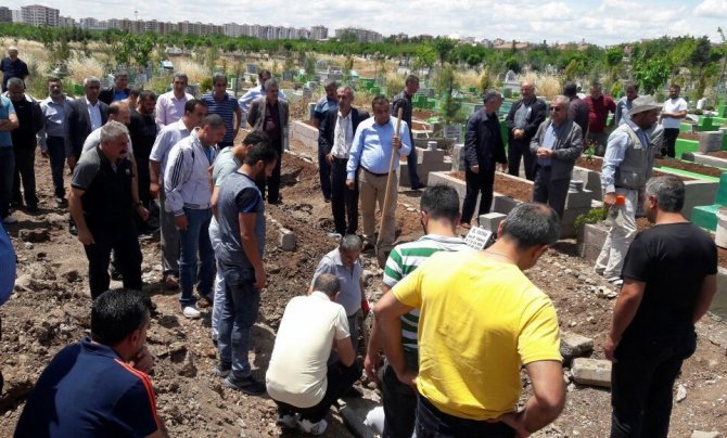 Diyarbakır Yolspor'un emektar malzemecisi Mehmet Yanık son yolculuğuna uğurlandı