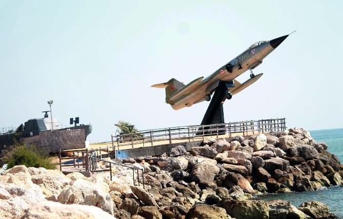 ’Uçan tabut’ Mersin sahilinde sergileniyor