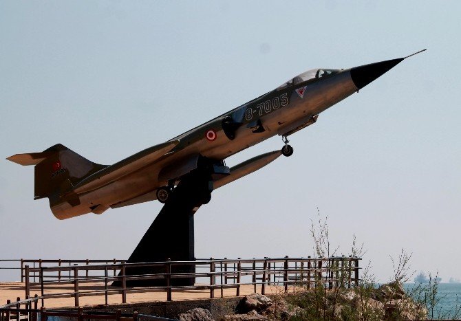 ’Uçan tabut’ Mersin sahilinde sergileniyor