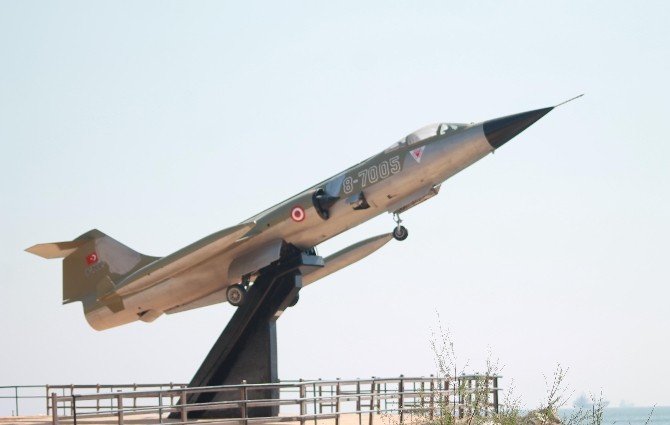 ’Uçan tabut’ Mersin sahilinde sergileniyor