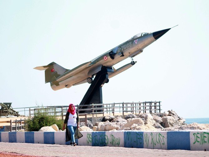 ’Uçan tabut’ Mersin sahilinde sergileniyor