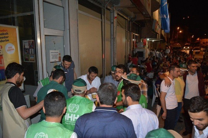Bitlis İHH’dan darbe teşebbüsüne karşı duran halka etli nohutlu pilav ikramı