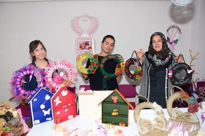 Bitlis’teki kadınlar atıklardan süs eşyası üretiyor