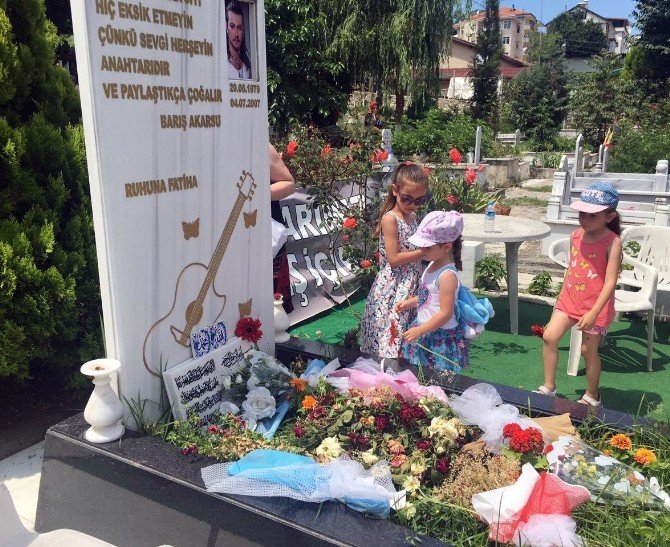 Ünlü sanatçı Barış Akarsu, ölümünün 9. yıl dönümünde anıldı