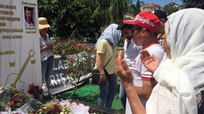 Ünlü sanatçı Barış Akarsu, ölümünün 9. yıl dönümünde anıldı