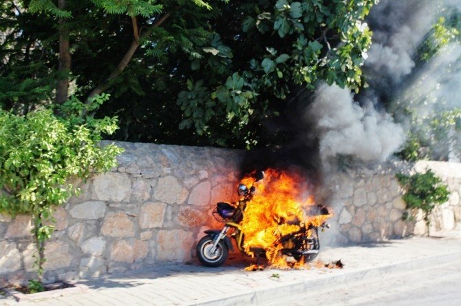 Elektrikli motosiklet alev alev yandı