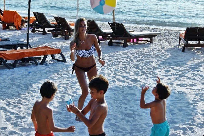 Çağla Şıkel çocuklarıyla Bodrum’da tatil yapıyor