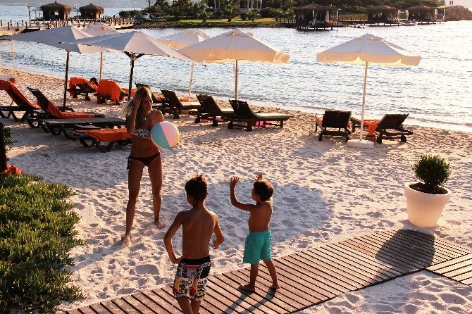 Çağla Şıkel çocuklarıyla Bodrum’da tatil yapıyor