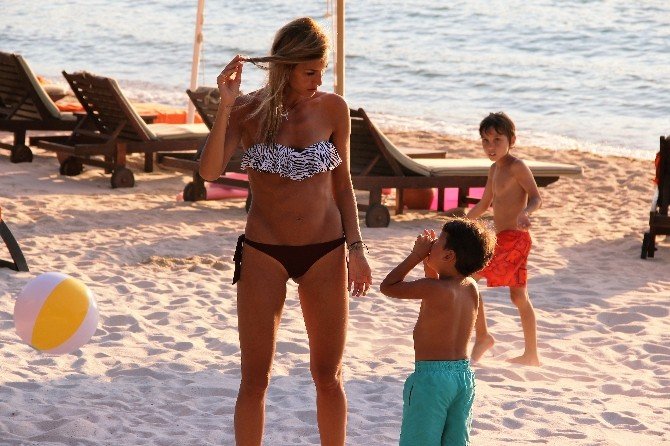 Çağla Şıkel çocuklarıyla Bodrum’da tatil yapıyor
