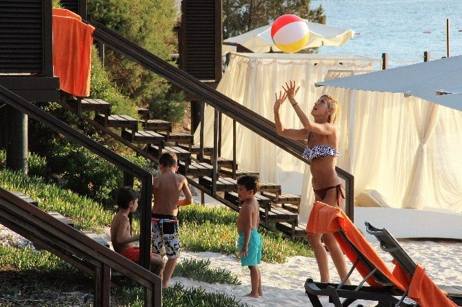 Çağla Şıkel çocuklarıyla Bodrum’da tatil yapıyor