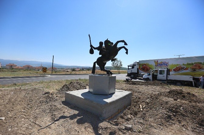 Bolu’nun girişine Köroğlu heykeli dikildi