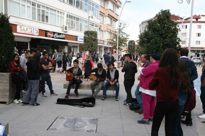 Bolu Güzel Sanatlar Lisesi öğrencilerinden cadde de müzik keyfi