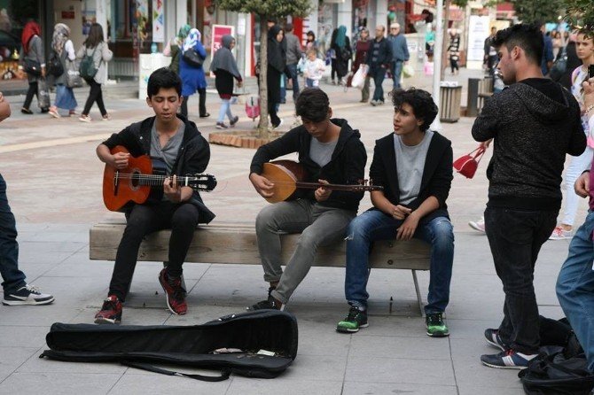 Bolu Güzel Sanatlar Lisesi öğrencilerinden cadde de müzik keyfi