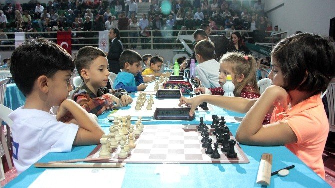 Cumhuriyet Bayramı Satranç Turnuvası’na yoğun ilgi