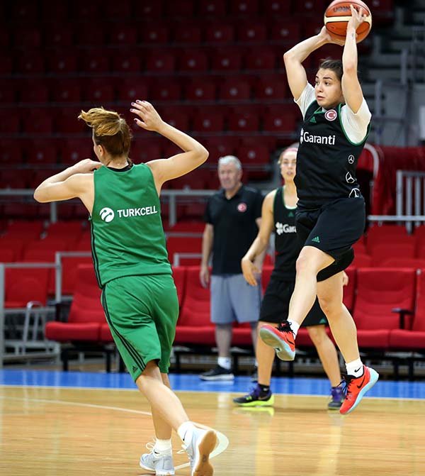 A Milli Kadın Basketbol Takımı günün ilk çalışmasını yaptı