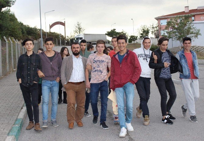 Bursa’da onlarca öğrenci okula gitmek için her gün kilometrelerce yürüyor