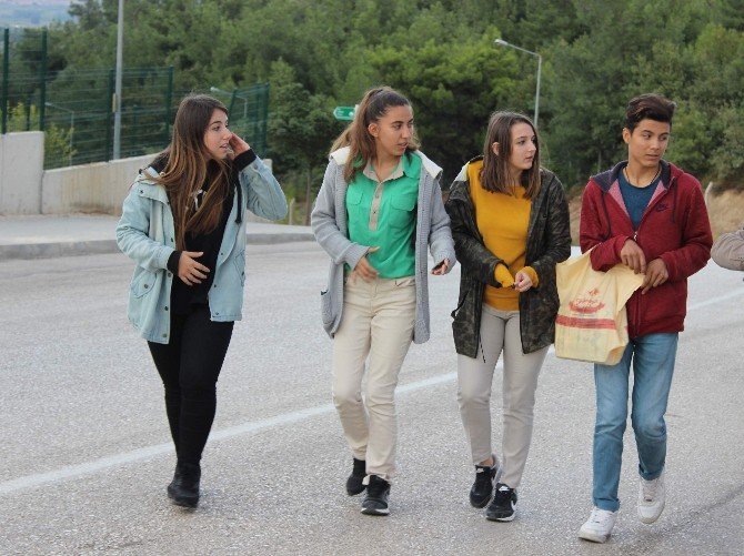 Bursa’da onlarca öğrenci okula gitmek için her gün kilometrelerce yürüyor