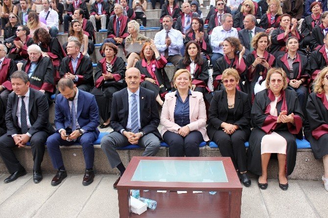 Maltepe Üniversitesi’nde Yağmur Altında Mezuniyet Coşkusu