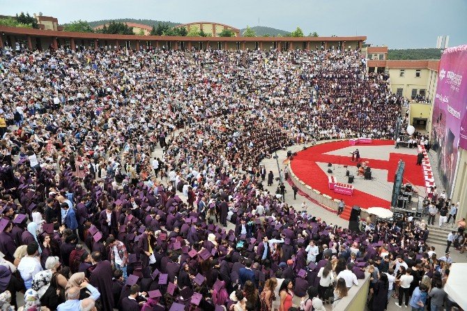 Maltepe Üniversitesi’nde Yağmur Altında Mezuniyet Coşkusu
