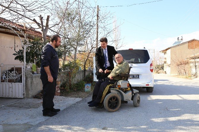 Engelli vatandaşlara, akülü sandalye hediye etti