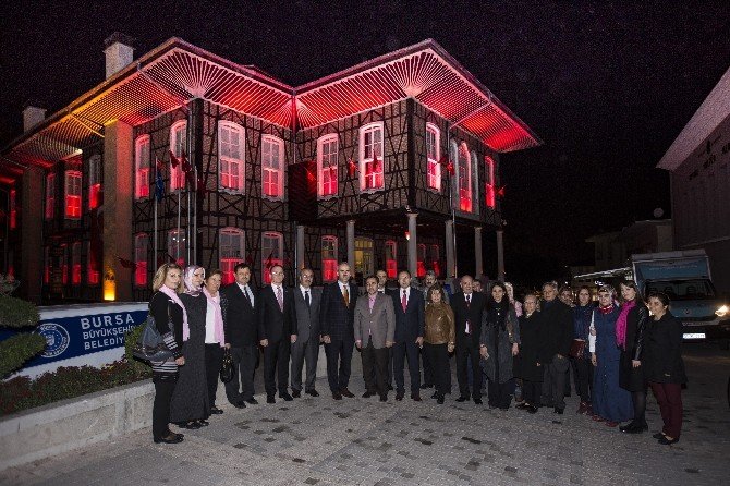 Tarihî belediye binası meme kanserine karşı pembe renkle ışıklandırıldı