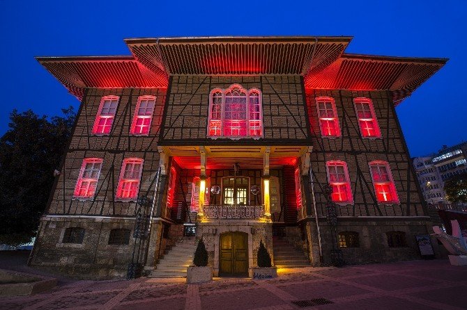 Tarihî belediye binası meme kanserine karşı pembe renkle ışıklandırıldı