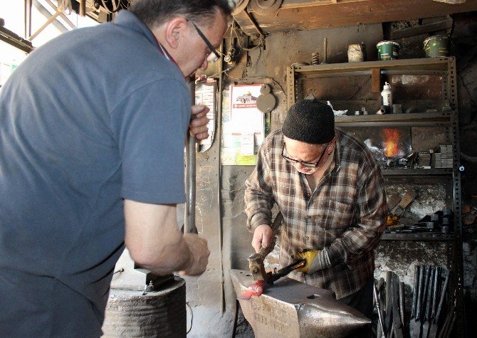 70’lik Demir Ustası 300 Derece Ateşin Başında Demir Dövüyor