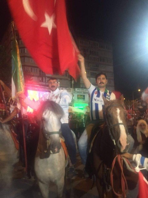 Cirit atları demokrasi için yürüdü