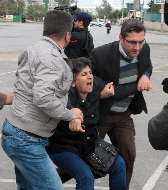 Bursa’da oturma eylemi yapan HDP’lilere polis müdahalesi