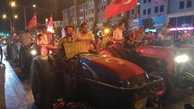 Bursalı çiftçiler demokrasi nöbetine traktörleriyle gelip vatandaşlara armut dağıttı