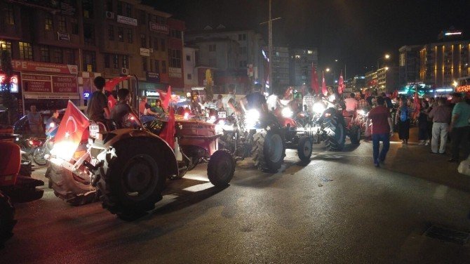 Bursalı çiftçiler demokrasi nöbetine traktörleriyle gelip vatandaşlara armut dağıttı