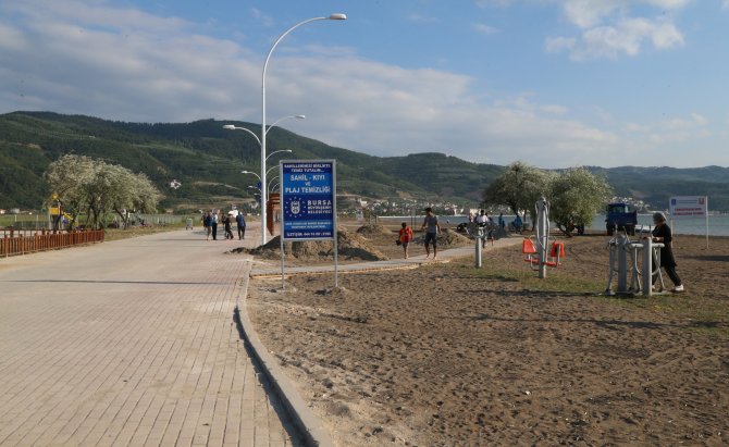 Gemlik'in Kumsaz sahillerine 100 bin metrekarelik plaj yapıldı