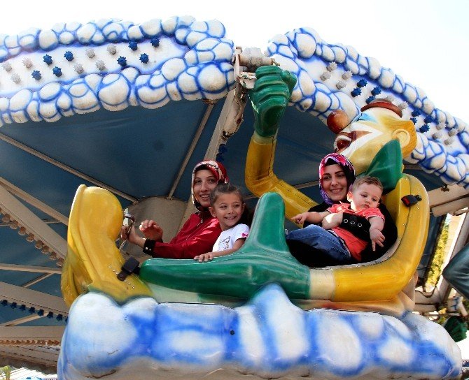 Çocuklar kurban bayramında topladıkları harçlıkları lunaparkta harcadı