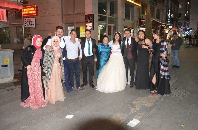 Gelin ile damat cadde ortasında çiftetelli oynadı