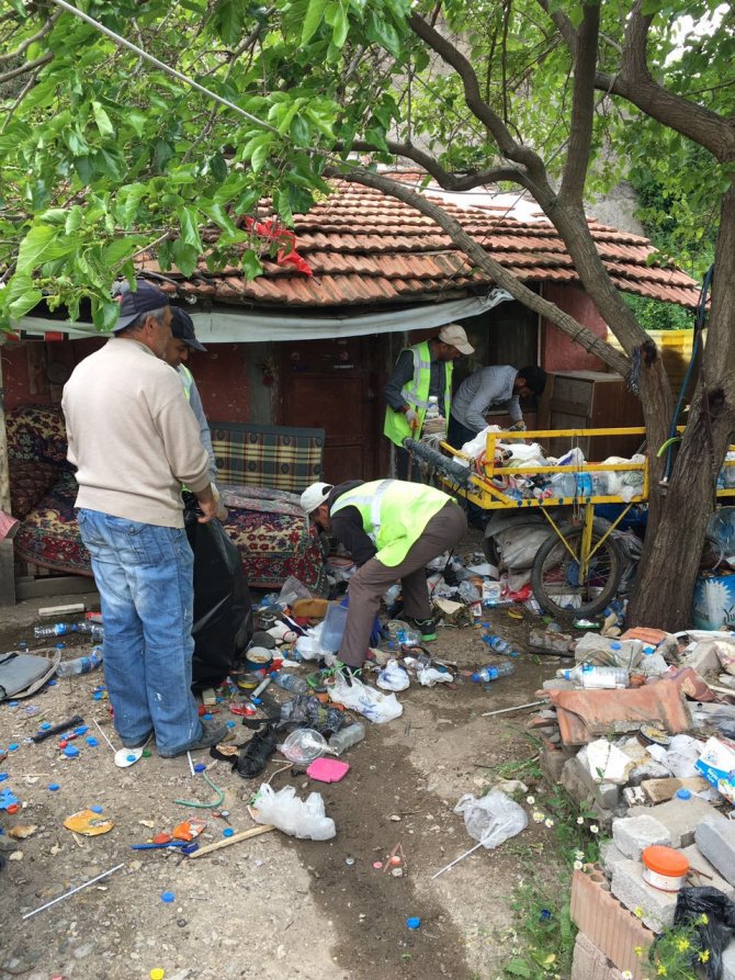 Belediye ekipleri çöp evi temizledi