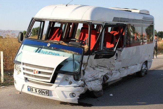Eskişehir’de virajı alamayan sürücü karşı şeride geçti: 15 yaralı