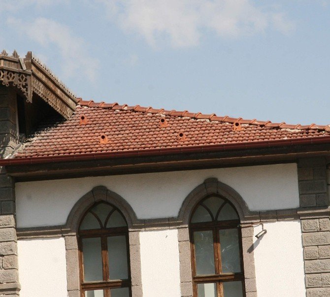 Kırılan kiremitlerin yerini “kuş evleri” alacak