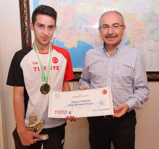 Vali Yaman, Dünya Şampiyonu Alkanoğlu'nu ödüllendirdi