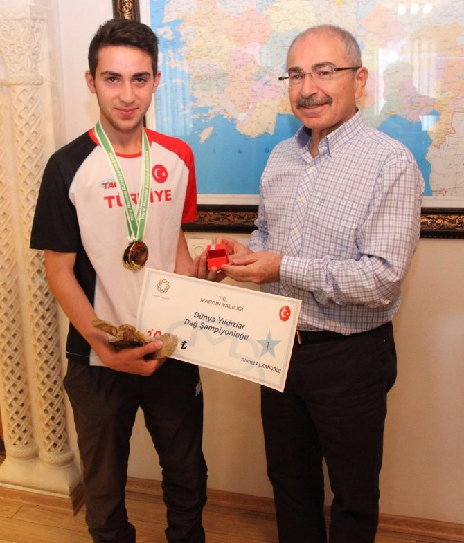 Vali Yaman, Dünya Şampiyonu Alkanoğlu'nu ödüllendirdi