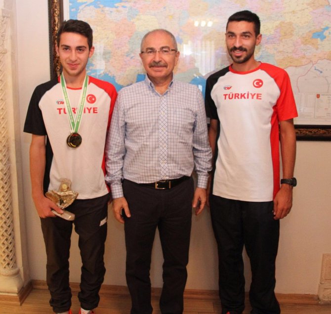 Vali Yaman, Dünya Şampiyonu Alkanoğlu'nu ödüllendirdi