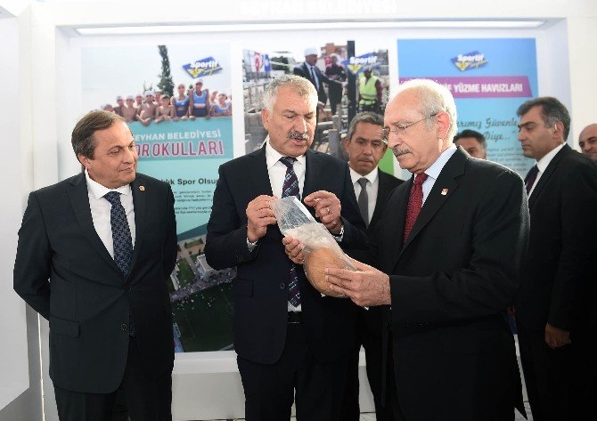 Kılıçdaroğlu, CHP Genel Merkezi’nde açılan Seyhan Belediyesi standını gezdi