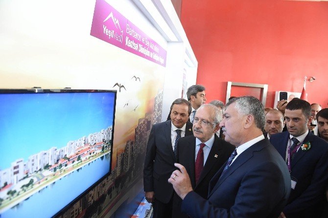 Kılıçdaroğlu, CHP Genel Merkezi’nde açılan Seyhan Belediyesi standını gezdi