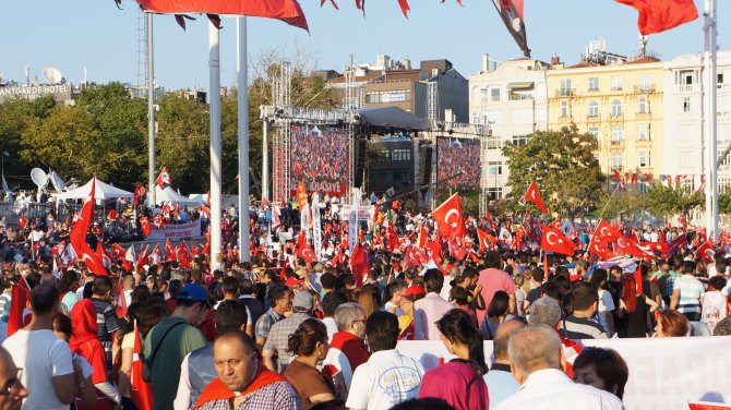 Taksim’deki ‘Cumhuriyet ve Demokrasi’ mitingi sona erdi