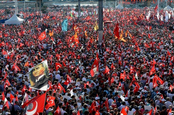 Taksim’de ’Cumhuriyet ve Demokrasi’ Mitingi