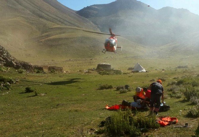 Dağda apandisiti patlayan çobana helikopterli kurtarma operasyonu