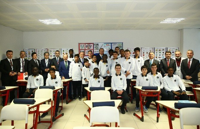 Cumhurbaşkanı Erdoğan, Kaptan Ahmet Erdoğan Anadolu İmam Hatip Lisesi öğrencileriyle buluştu