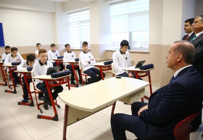 Cumhurbaşkanı Erdoğan, Kaptan Ahmet Erdoğan Anadolu İmam Hatip Lisesi öğrencileriyle buluştu